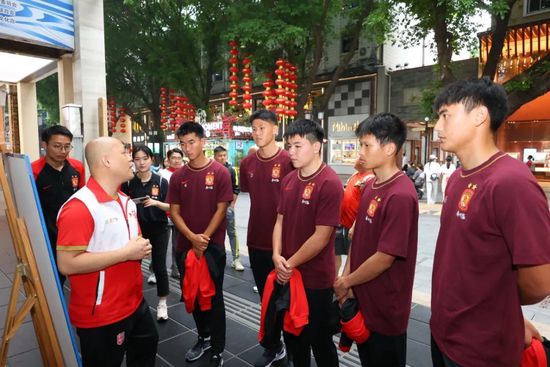 老师撩起裙子让我挺进去