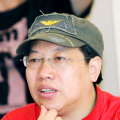 美女被按在床上操